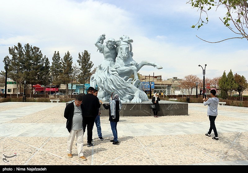 عکس/ مسافران نوروزی در آرامگاه فردوسی