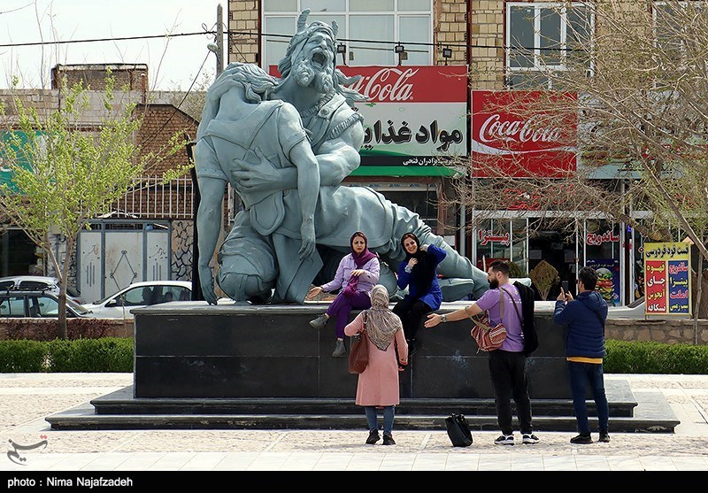 عکس/ مسافران نوروزی در آرامگاه فردوسی
