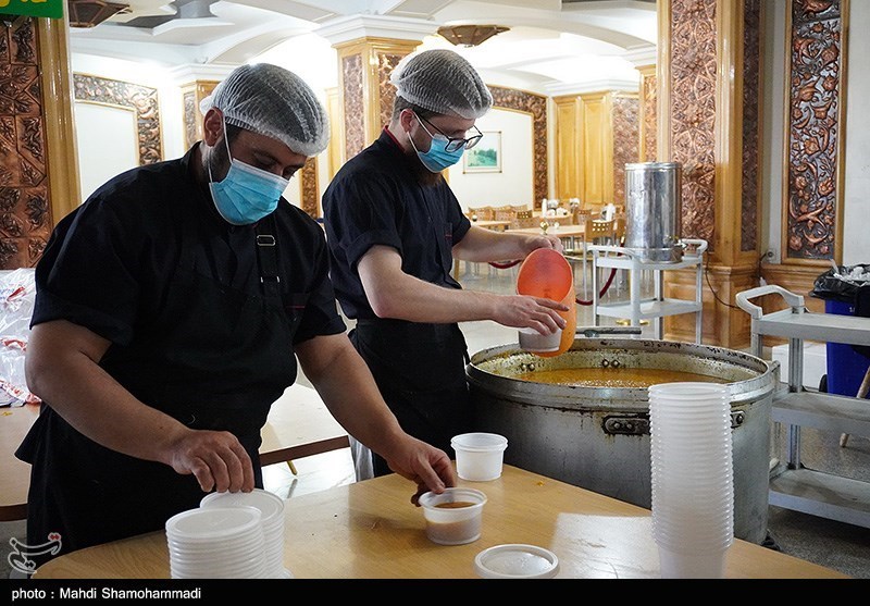 عکس/ طبخ و توزیع افطاری در حرم مطهر حضرت عبدالعظیم حسنی (ع)
