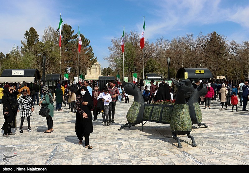 عکس/ مسافران نوروزی در آرامگاه فردوسی