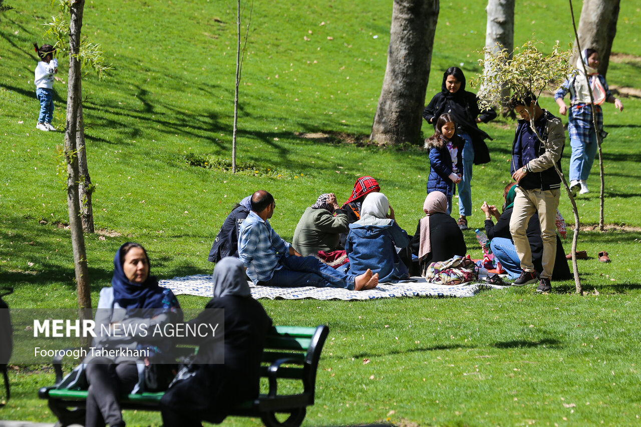 عکس/ سیزده بدر تهرانی ها در پارک ملت