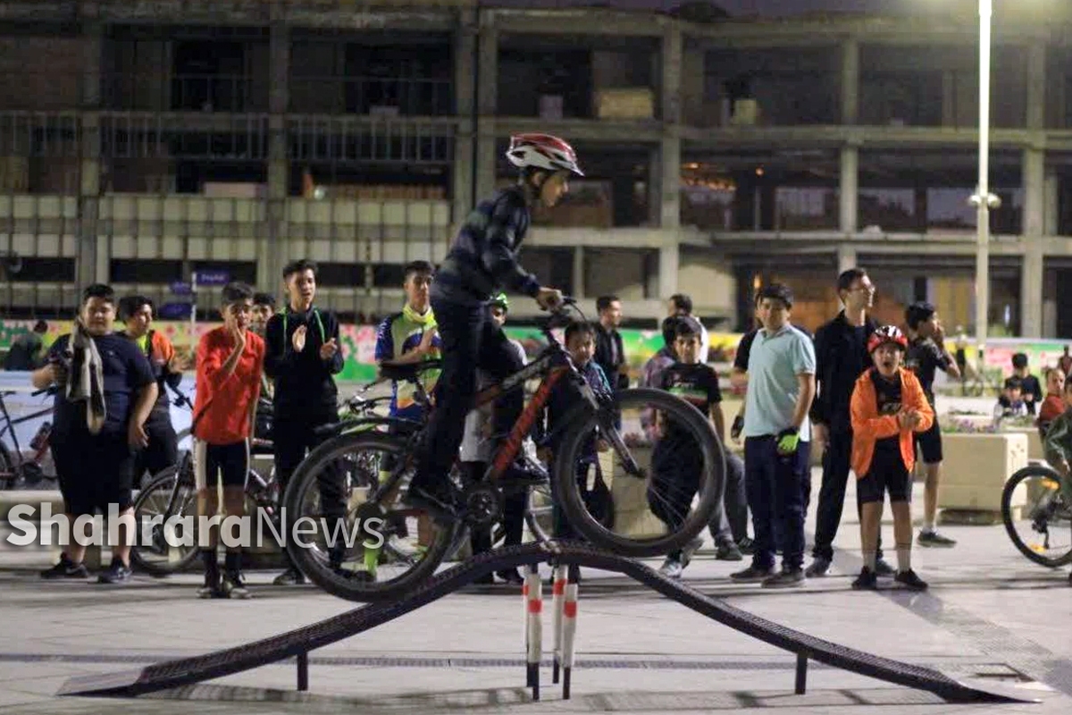 استعدادیابی دوچرخه‌سواران مشهدی در میدان شهدا