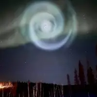 درخشش یک نور مارپیچی مرموز در آسمان آلاسکا