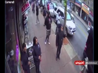 حمله وحشیانه یک سیاهپوست به دو پلیس‌ با چاقو