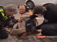 پلیس آلمان با مته و دیلم دست یک معترض را از کف خیابان جدا کرد!