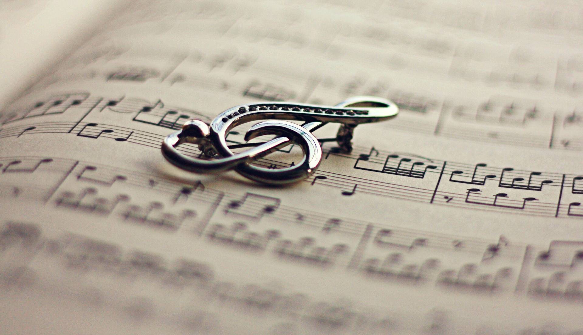 قطعه بیکلام “گردوغبار زمان” اثر آهنگساز یونانی، النی کارایندور