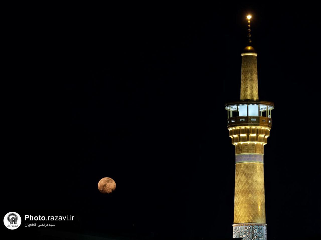 تصویری زیبا از ماه شب چهارده در حرم مطهر رضوی