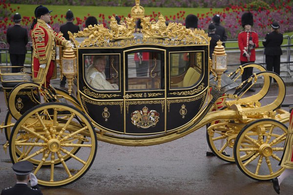 عکس/ برگزاری مراسم پرهزینه تاجگذاری پادشاه انگلیس در سایه اعتراضات