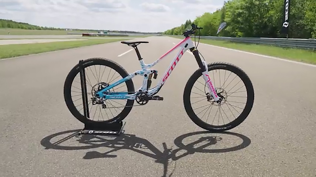 دوچرخه سواری با سرعت ۲۷۲ کیلومتر بر ساعت!