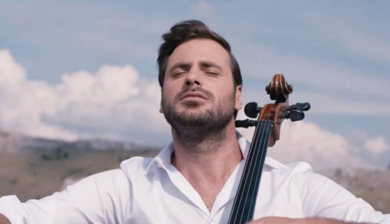 نواختن «ویولنسل» از استپان هاوزر در منظره ای زیبا