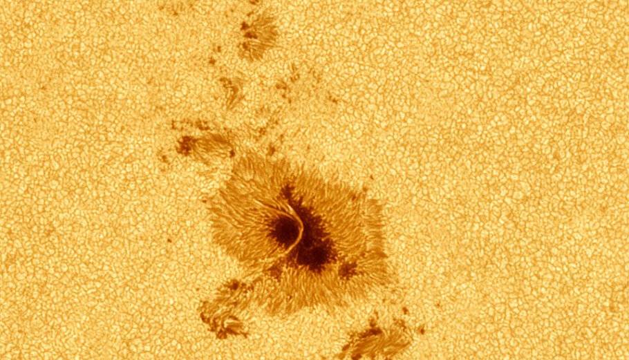 تصویر روز ناسا؛ پلی از نور روی لکه‌ خورشیدی