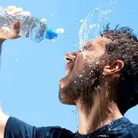 ۷ نشانه‌ای که به شما می‌گوید بدن‌تان به آب بیشتری نیاز دارد  