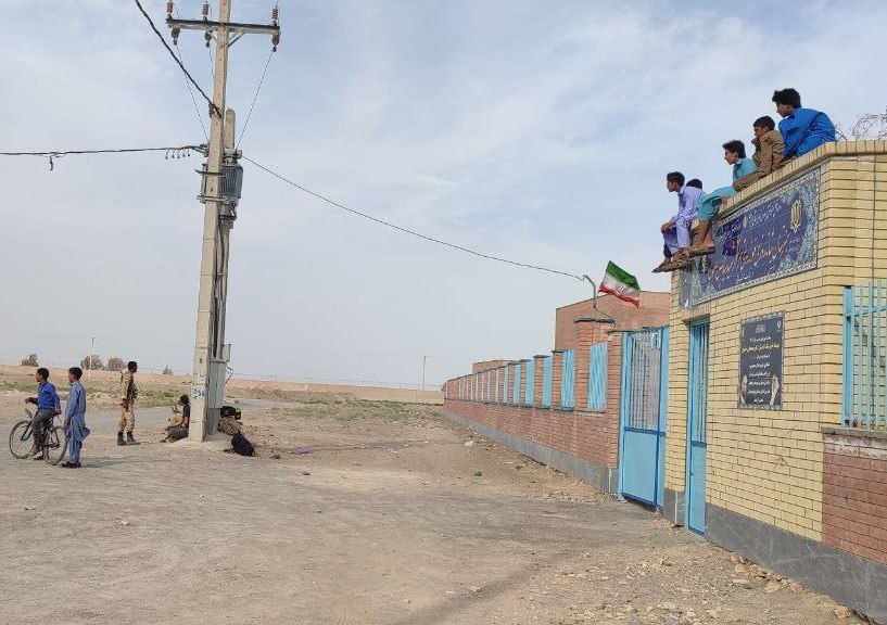 کودکان شهرستان هیرمند در میانه درگیری مرزی نیروهای ارتش با طالبان