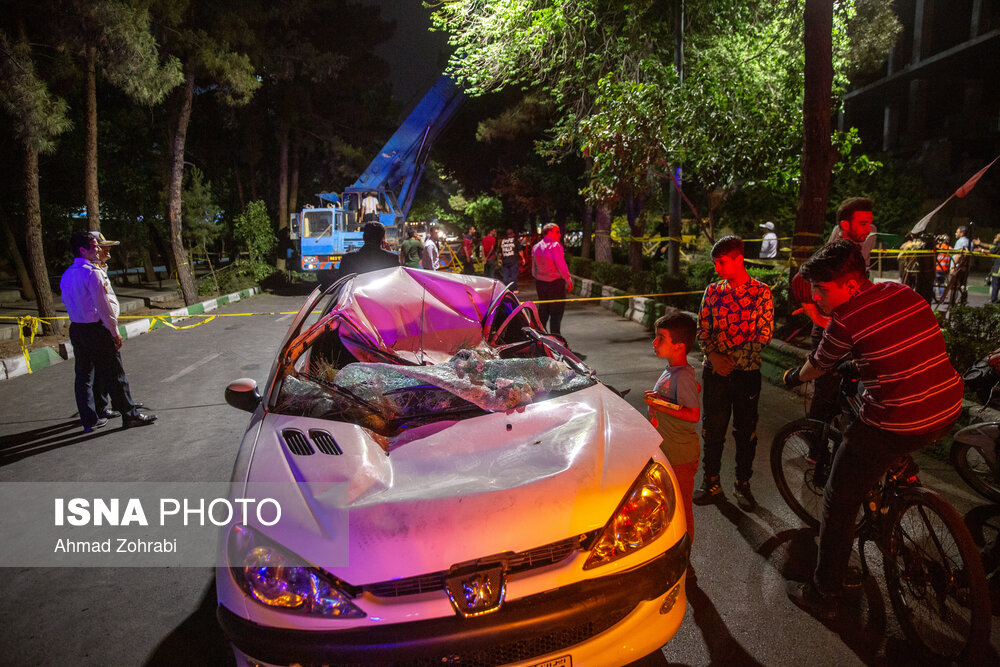 عکس/ خسارات بر اثر وزش تندباد و سقوط جرثقیل در قم