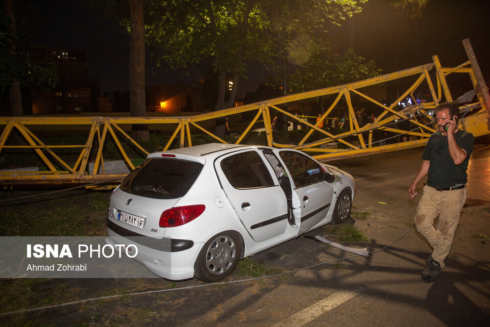 عکس/ خسارات بر اثر وزش تندباد و سقوط جرثقیل در قم