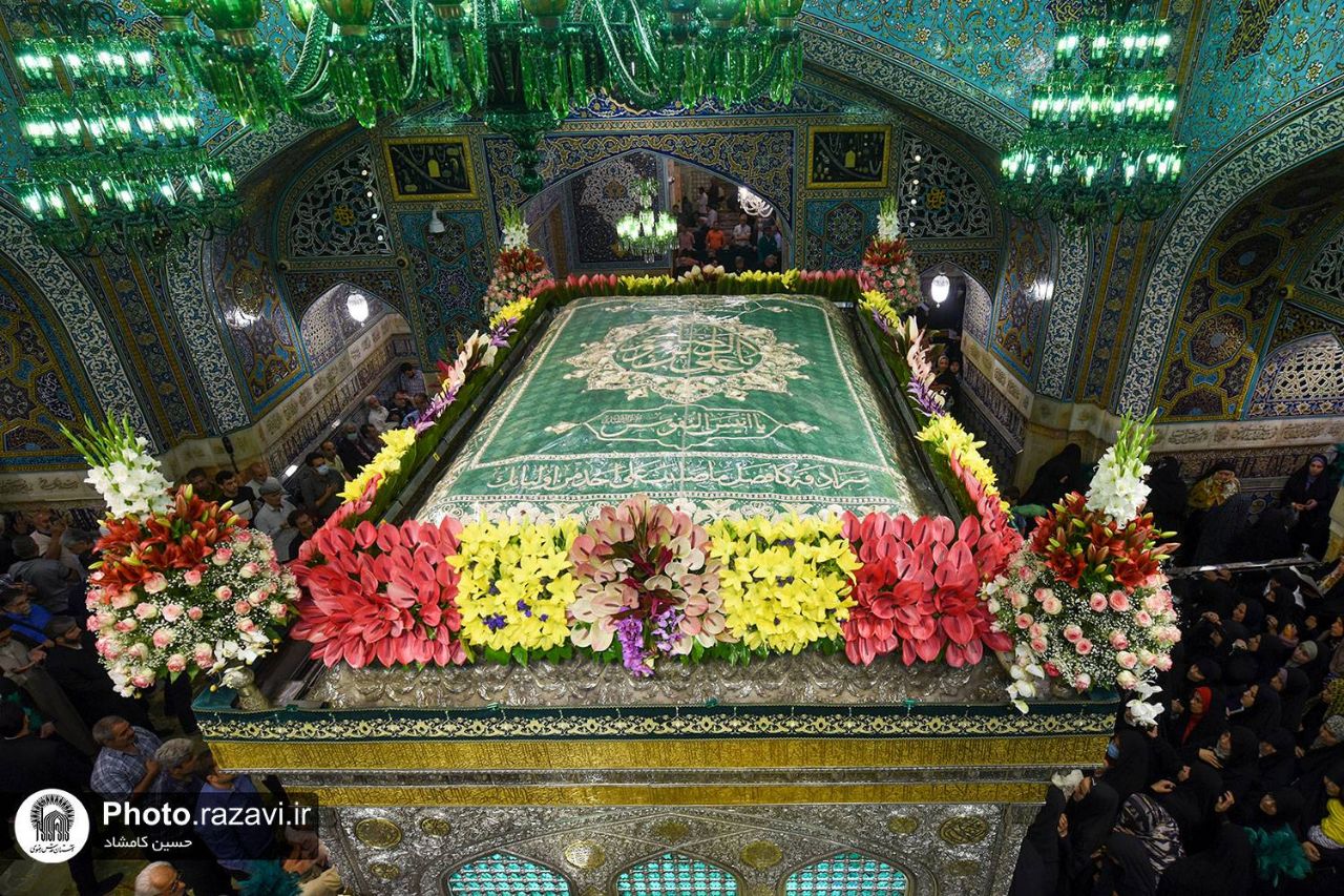 گل آرایی ضریح مطهر امام رضا(ع) در دهه کرامت