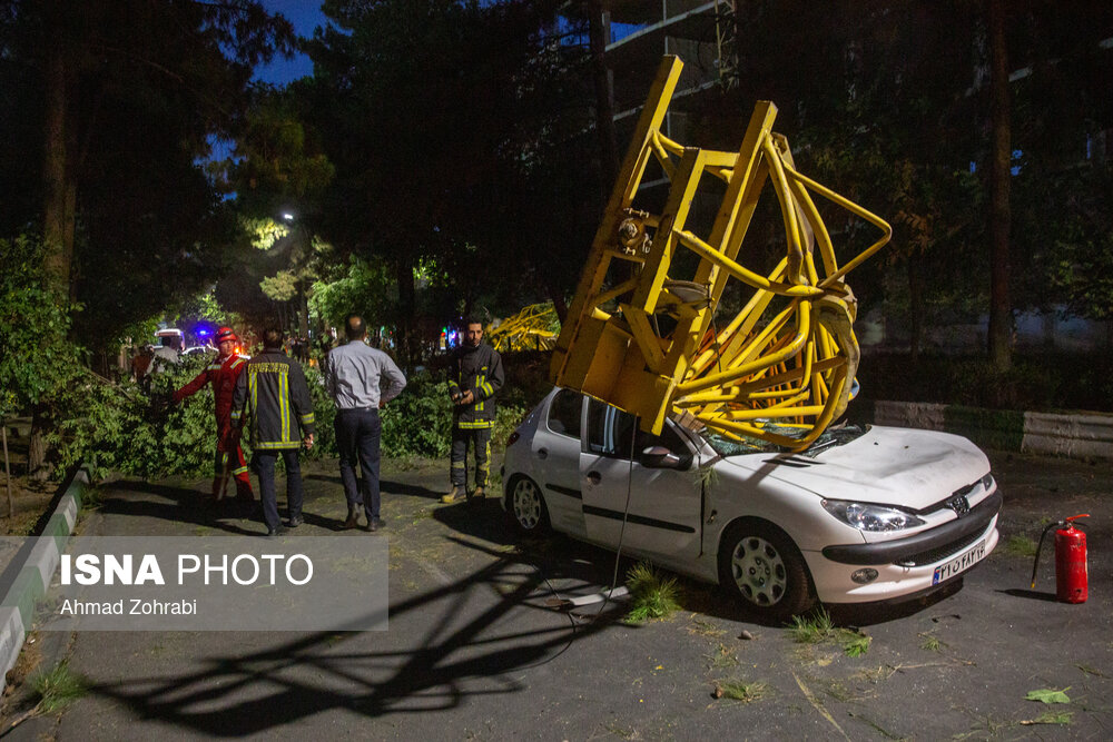 عکس/ خسارات بر اثر وزش تندباد و سقوط جرثقیل در قم