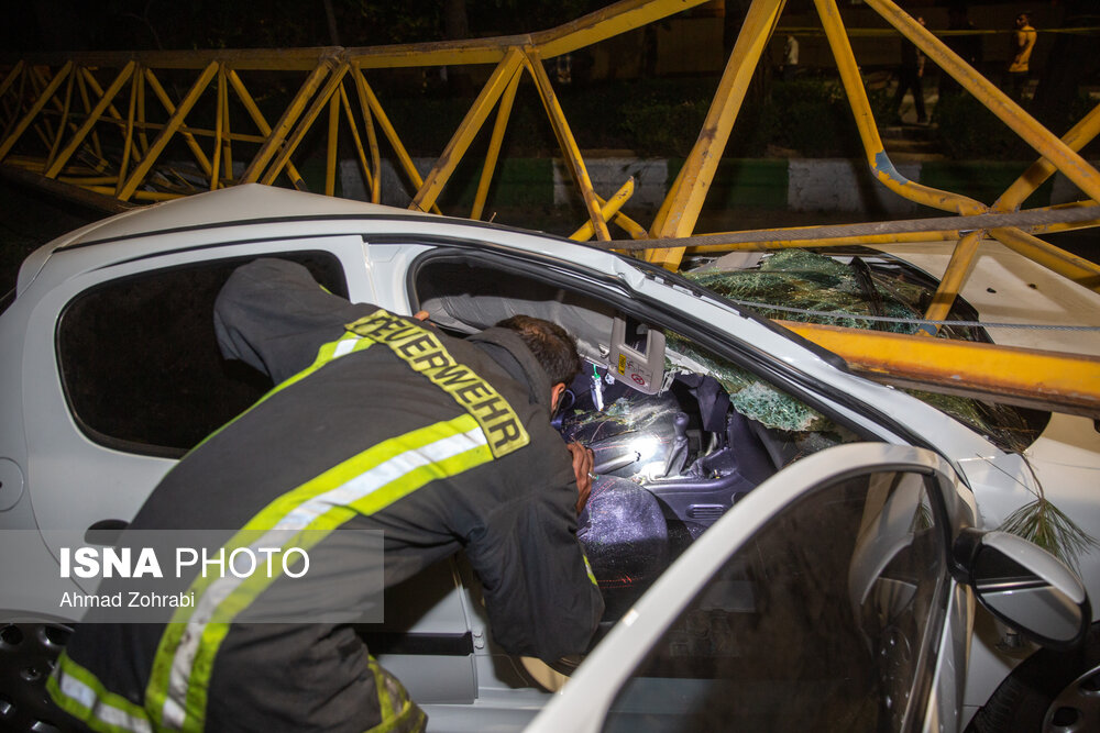 عکس/ خسارات بر اثر وزش تندباد و سقوط جرثقیل در قم