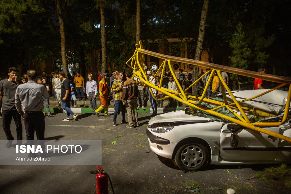 عکس/ خسارات بر اثر وزش تندباد و سقوط جرثقیل در قم