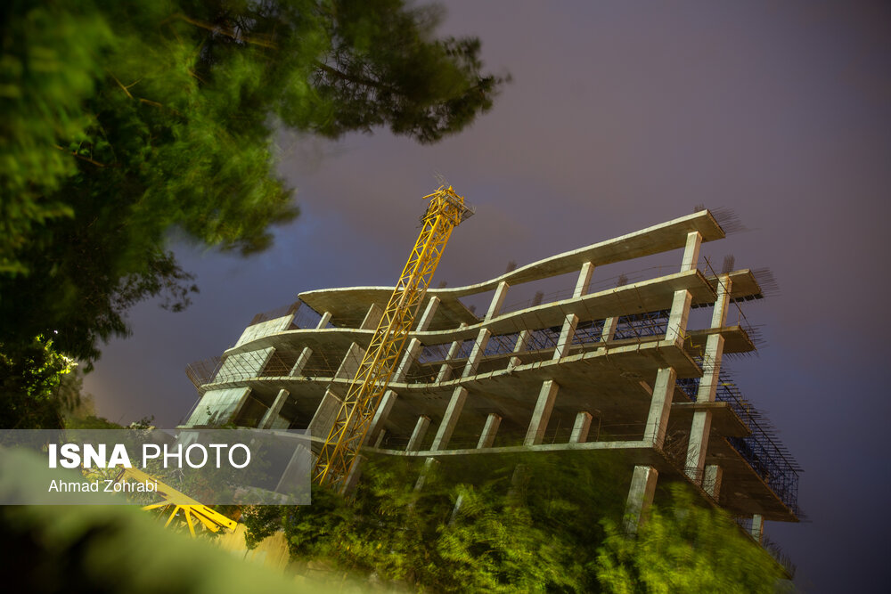 عکس/ خسارات بر اثر وزش تندباد و سقوط جرثقیل در قم