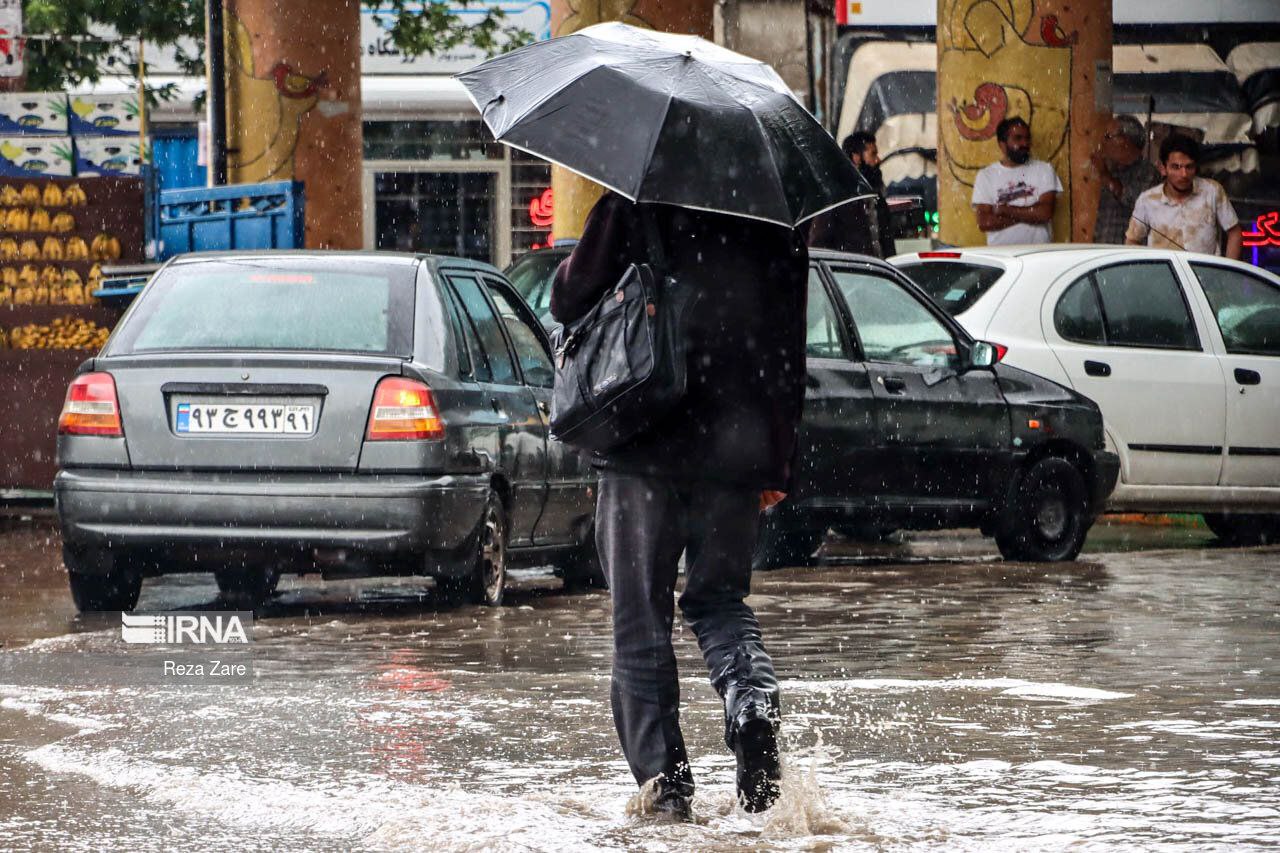 بارش باران و آبگرفتگی شدید معابر اردبیل