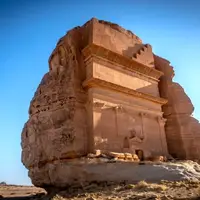 تبلیغ جالب یک رستوران در برابر صخره باستانی ۴ هزار ساله  