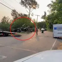حادثه هولناک برای دوچرخه سواران در وسط خیابان