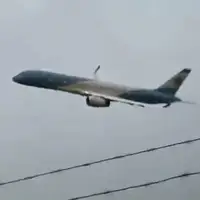 مانور خطرناک هواپیما در ارتفاع پایین