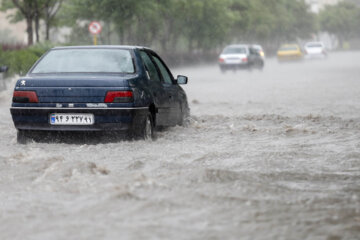 بارش باران در اردبیل باعث آبگرفتگی شدید معابر شد