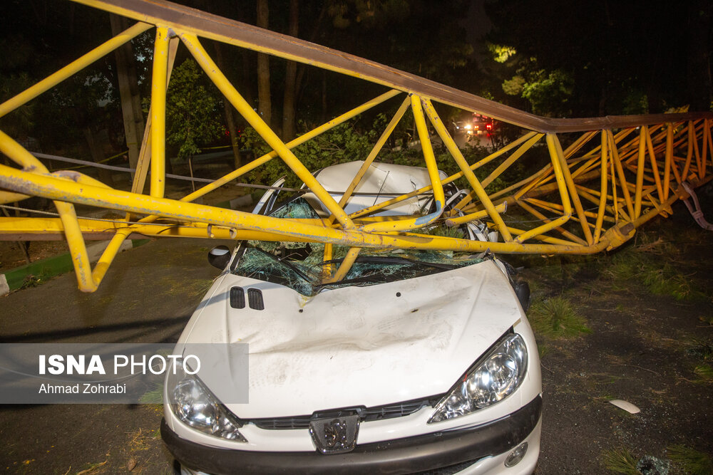 عکس/ خسارات بر اثر وزش تندباد و سقوط جرثقیل در قم