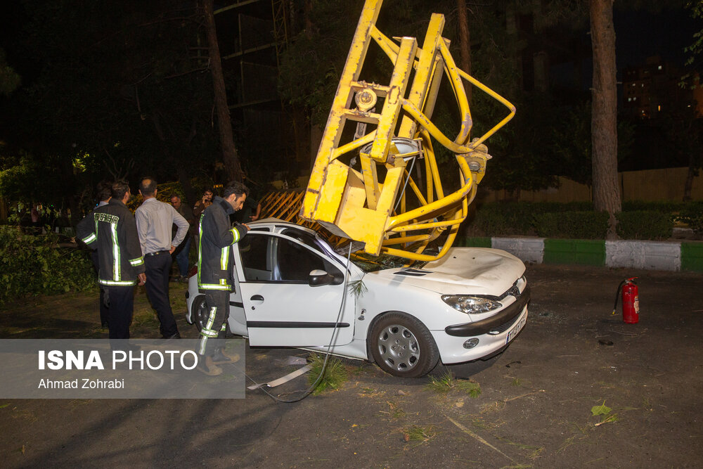 عکس/ خسارات بر اثر وزش تندباد و سقوط جرثقیل در قم