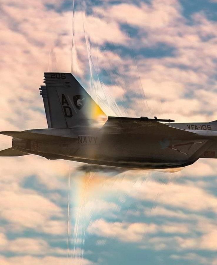 لحظه شکستن دیوار صوتی توسط جنگنده F18