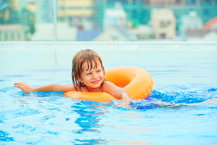 سن آموزش شنا به کودک و نکاتی که باید بدانید