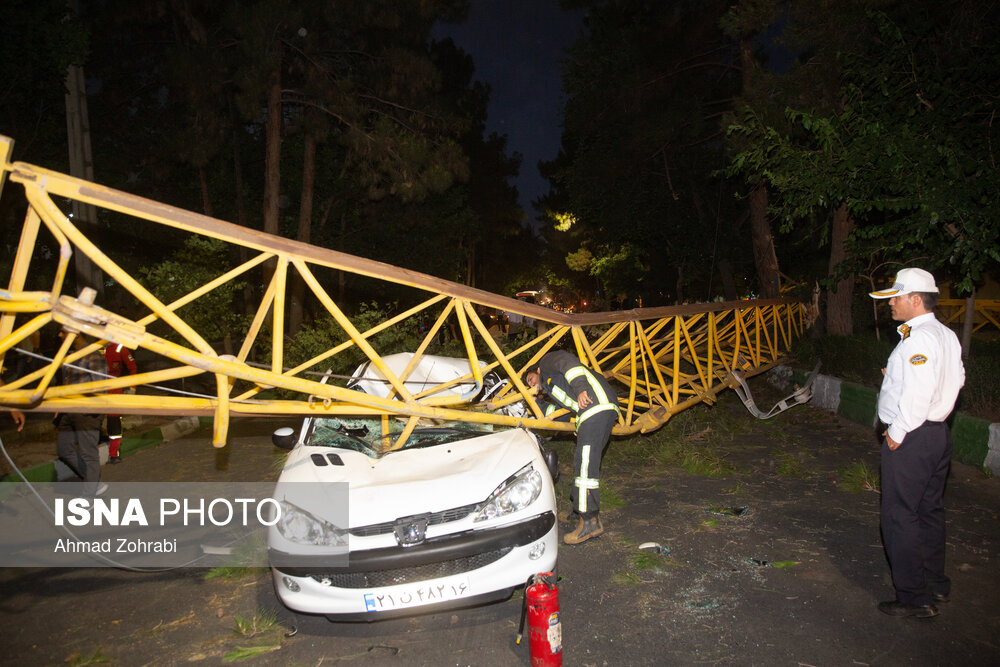 عکس/ خسارات بر اثر وزش تندباد و سقوط جرثقیل در قم