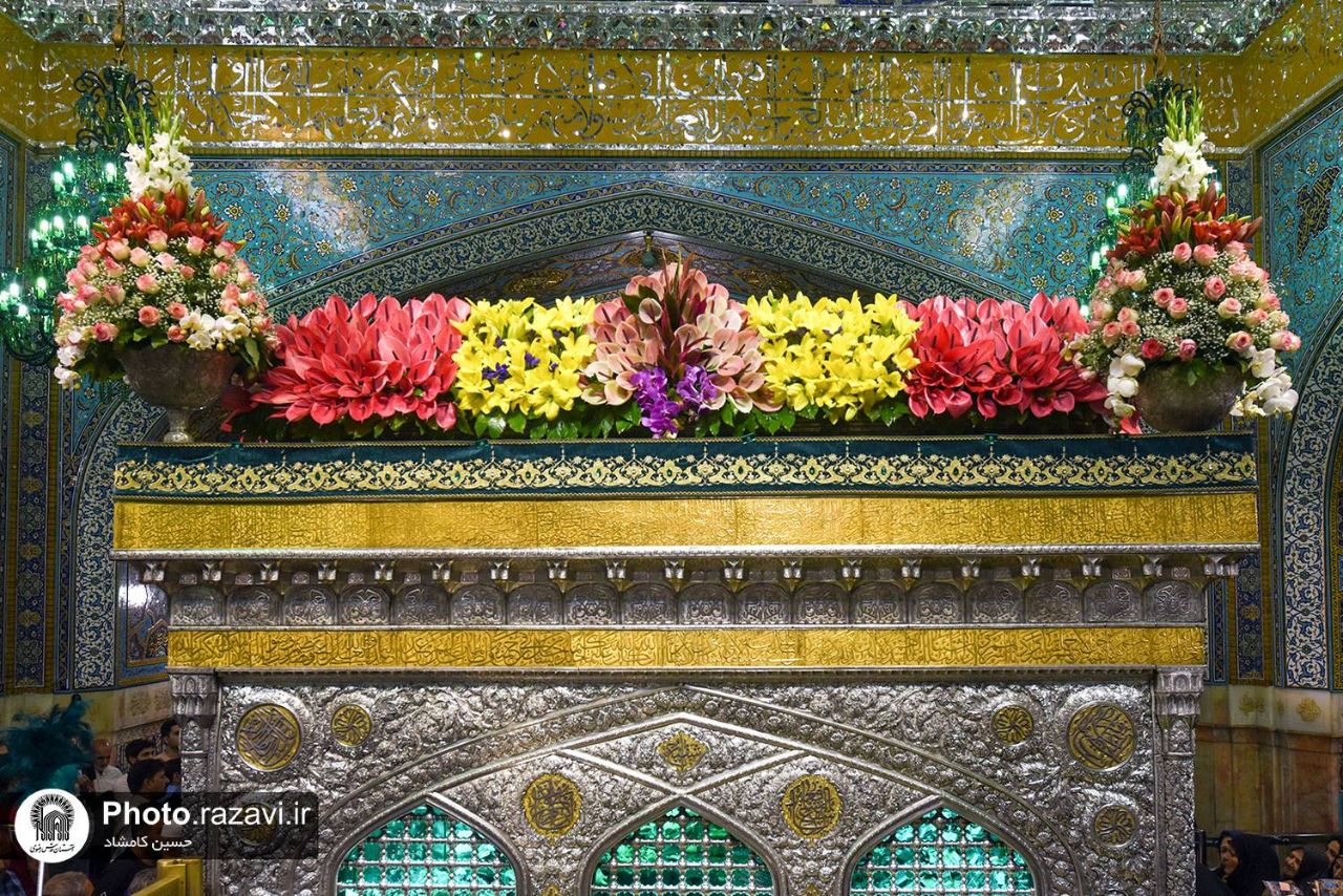 گل آرایی ضریح مطهر امام رضا(ع) در دهه کرامت