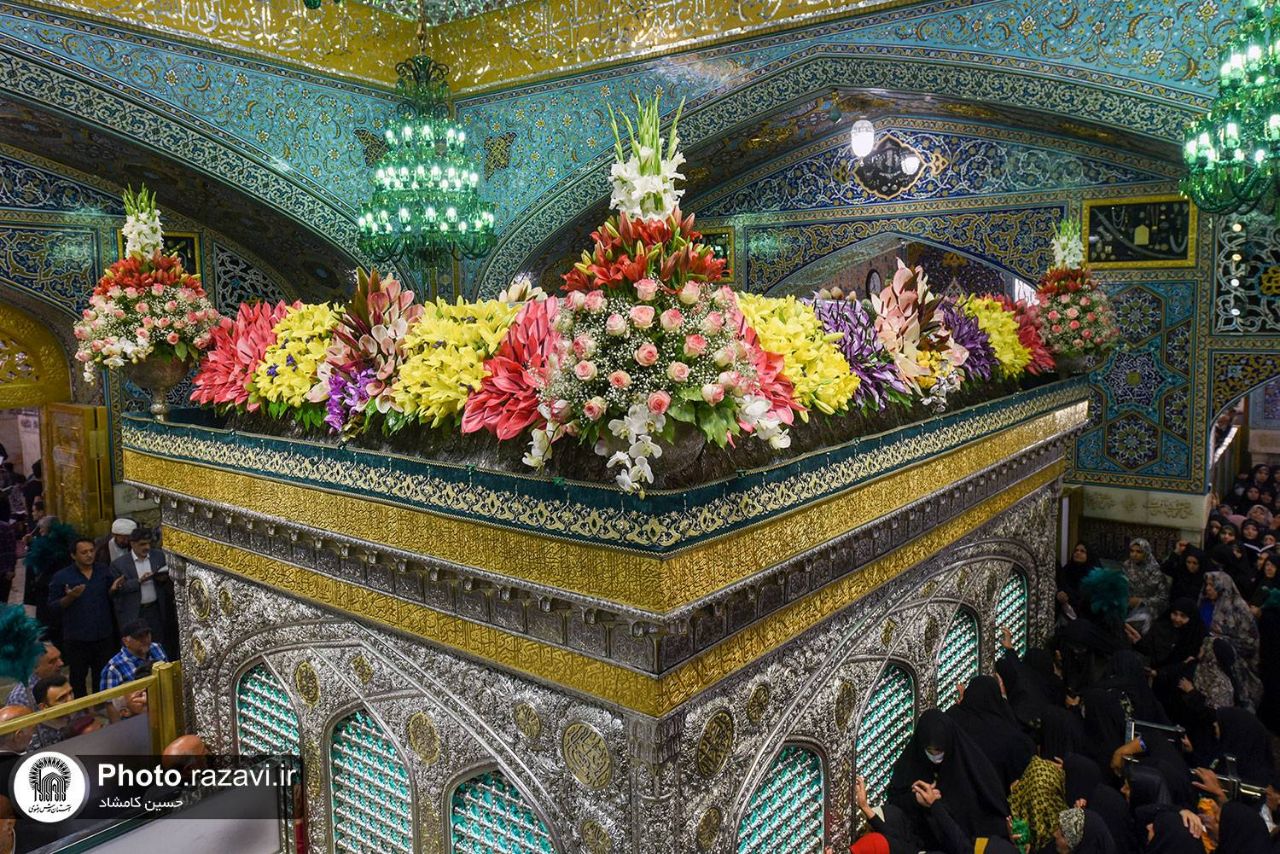 گل آرایی ضریح مطهر امام رضا(ع) در دهه کرامت