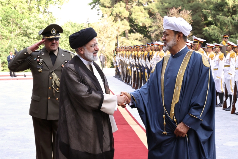 عکس/ مراسم استقبال رسمی رئیس جمهور از پادشاه عمان