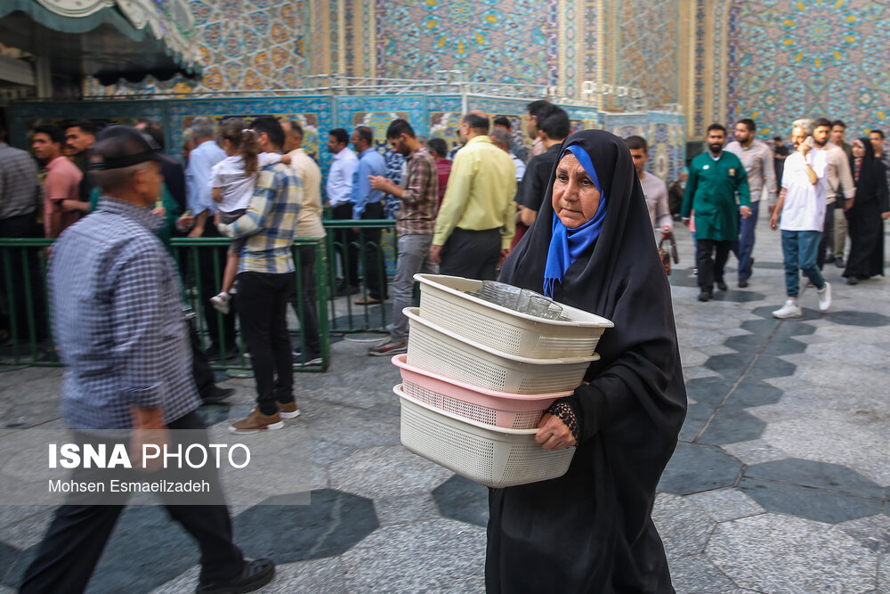 میهمانی در حرم با یک استکان چای