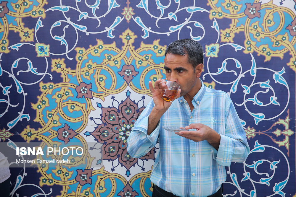 میهمانی در حرم با یک استکان چای