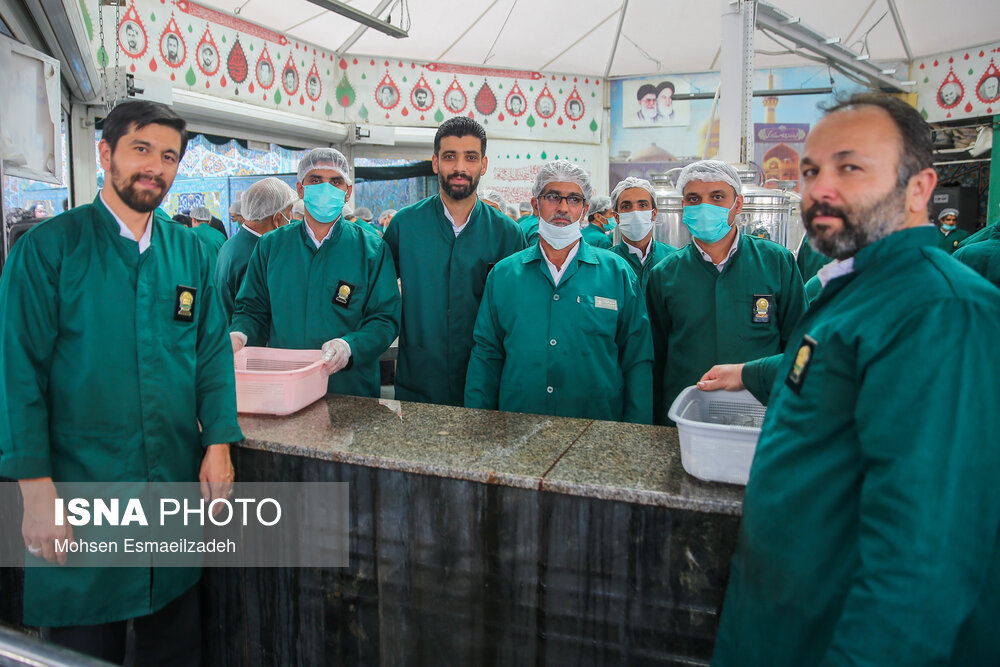 میهمانی در حرم با یک استکان چای