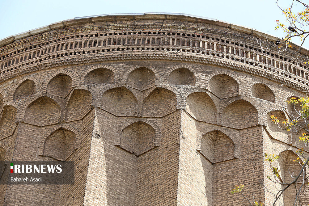 برج طغرل ساعت خورشیدی ۹۰۰ ساله در شهرری