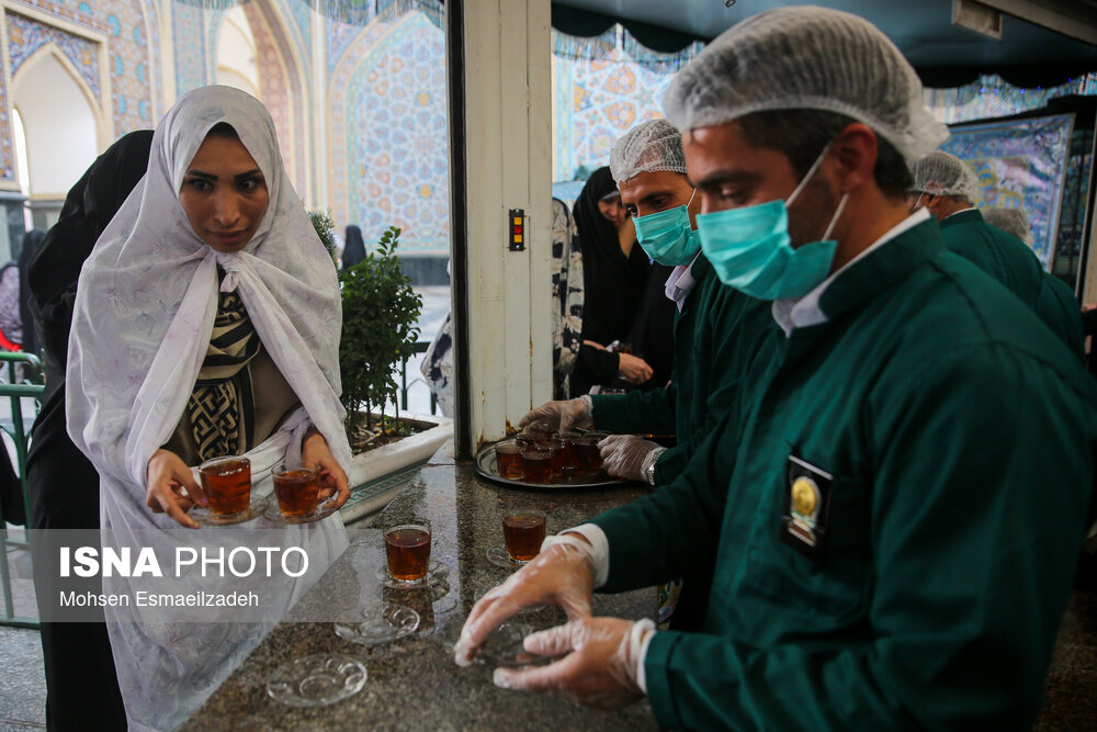 میهمانی در حرم با یک استکان چای