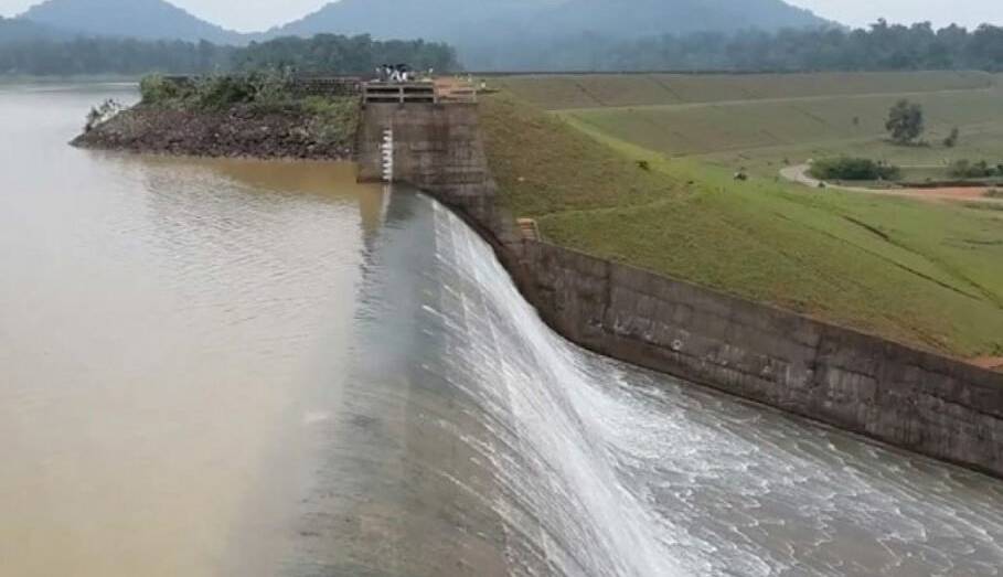 یک مقام هندی برای نجات گوشی خود، میلیون‌ها لیتر از آب یک سد را تخلیه کرد!