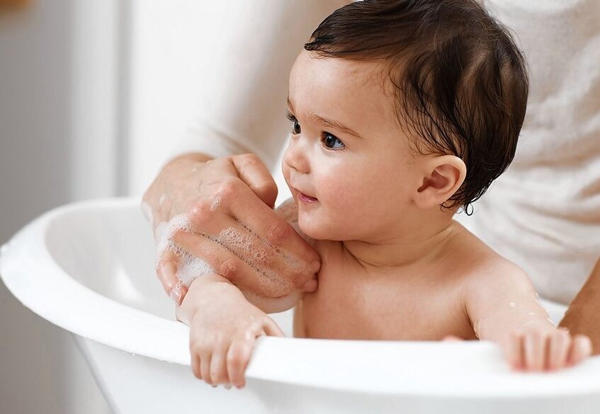 مواردی که باید در حمام‌ کردن کودک رعایت کنید