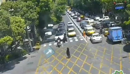 حرکات نمایشی موتورسوار در تبریز و برخورد با عابر پیاده!