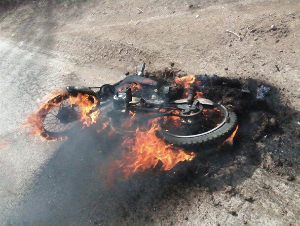 روشن کردن سیگار، راکب موتورسیکلت را به آتش کشید