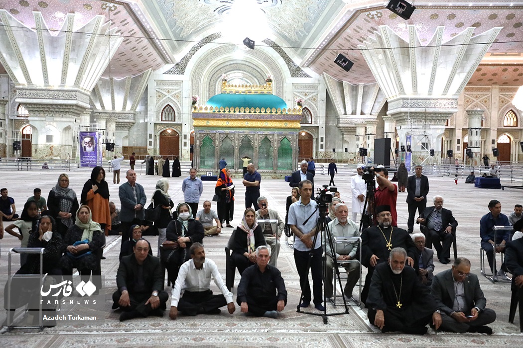 ادای احترام نمایندگان ادیان الهی به امام خمینی(ره)