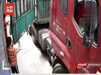 لحظات دردناک یک زن گیر افتاده بین درب و دیوار