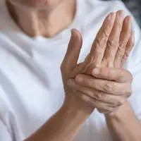 چرا روماتیسم، کمر درد می‌آورد؟