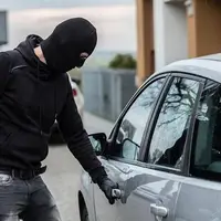 سورپرایز خونین سارق مسلح در حین تلاش برای زورگیری از یک خودرو